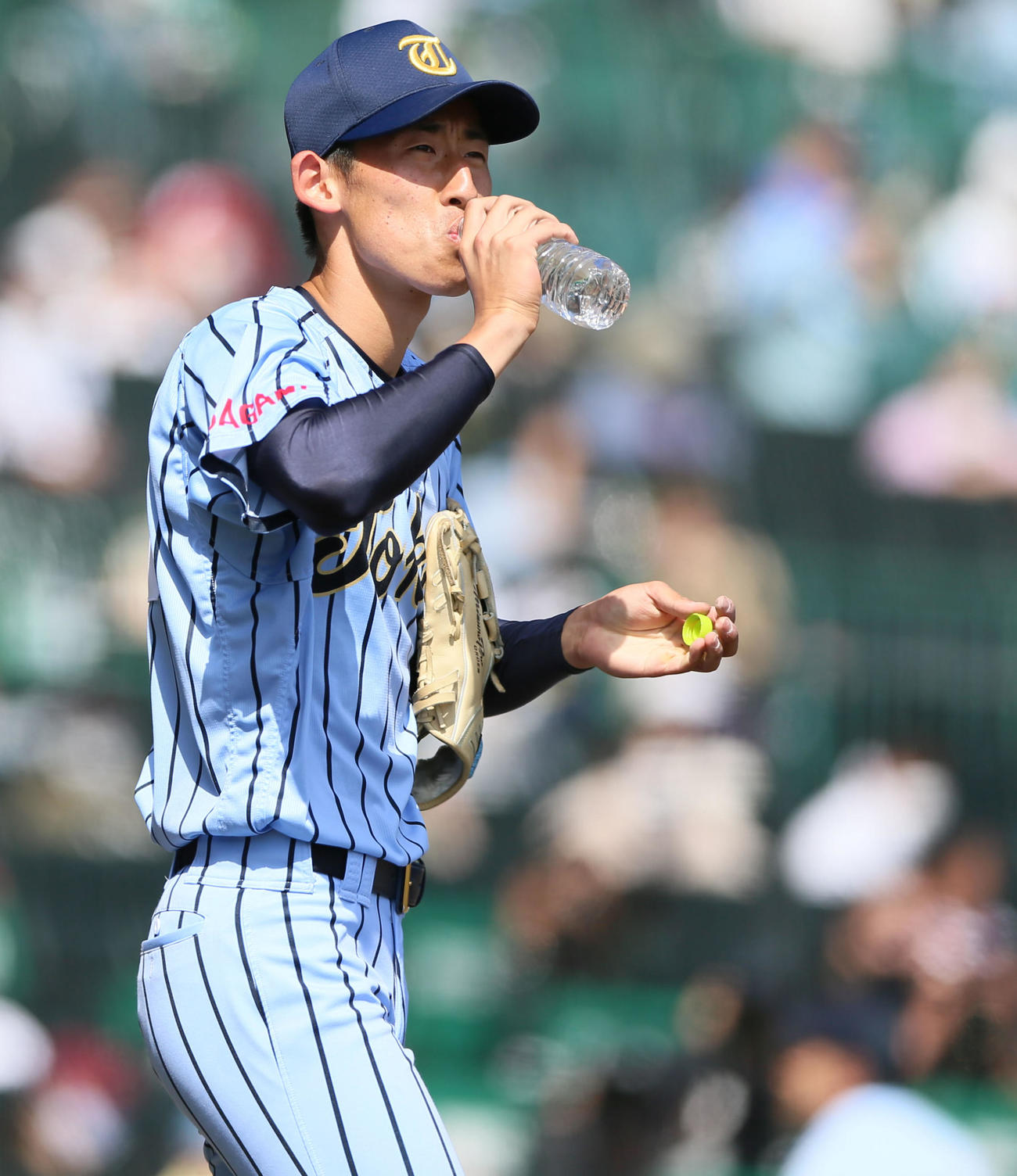 明豊対東海大相模　6回表明豊2死一、二塁、給水してマウンドに向かう東海大相模エース石田（撮影・上山淳一）