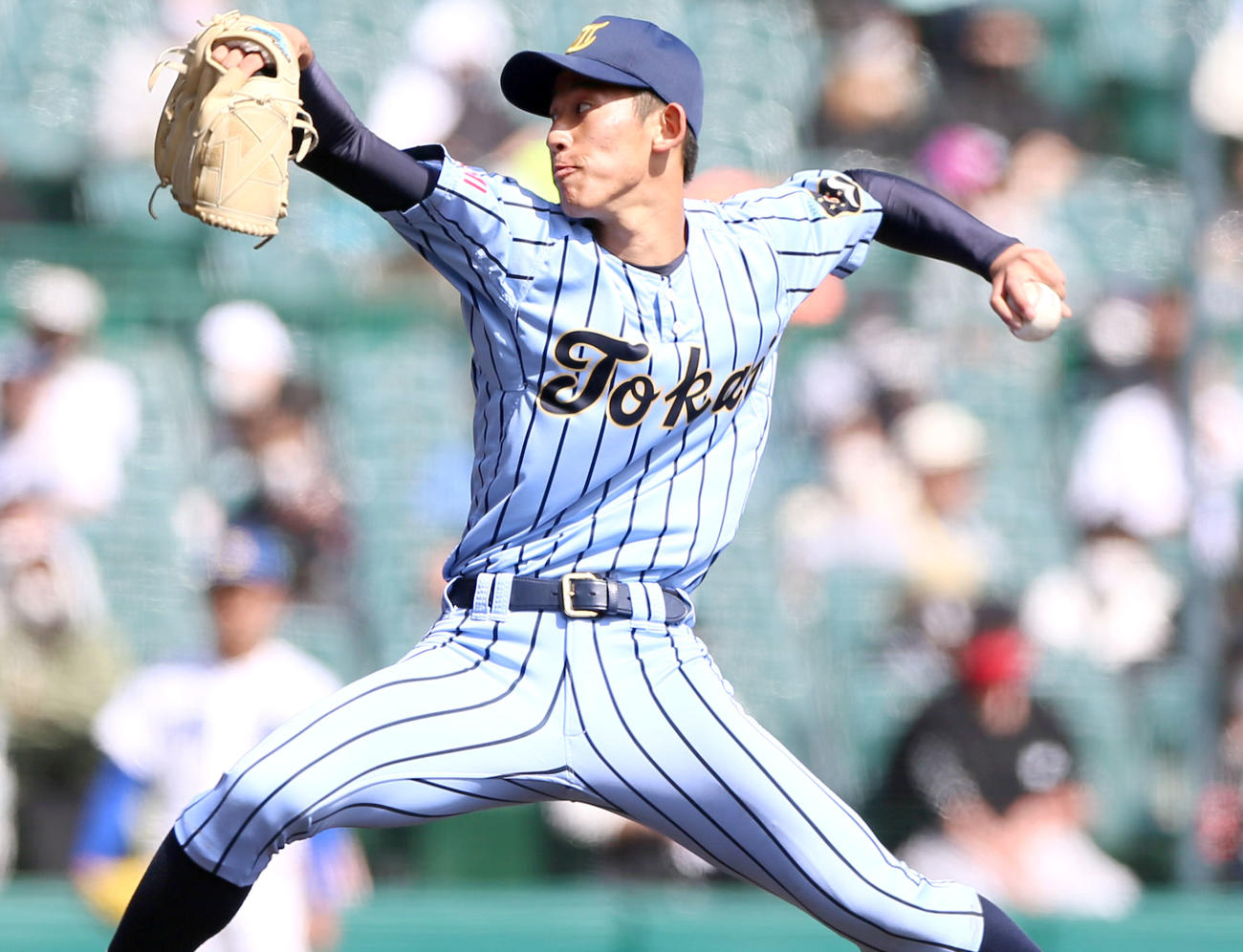明豊対東海大相模　6回表明豊2死一、二塁、求に代わって石田が登板する（撮影・上山淳一）