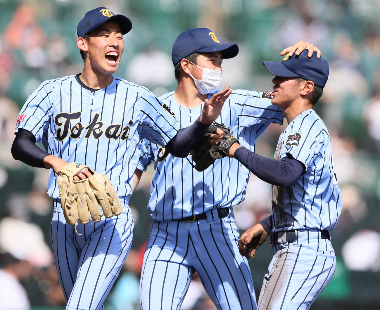 明豊対東海大相模　8回、好守備の綛田（右）を出迎える東海大相模エース石田（左）（撮影・上山淳一）