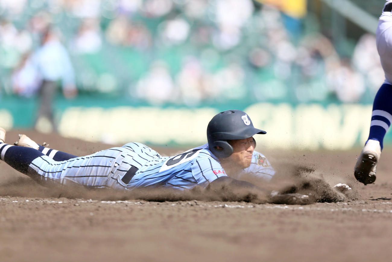 明豊対東海大相模　9回裏東海大相模無死、セーフティーバントで一塁に滑り込みセーフの深谷（撮影・上山淳一）