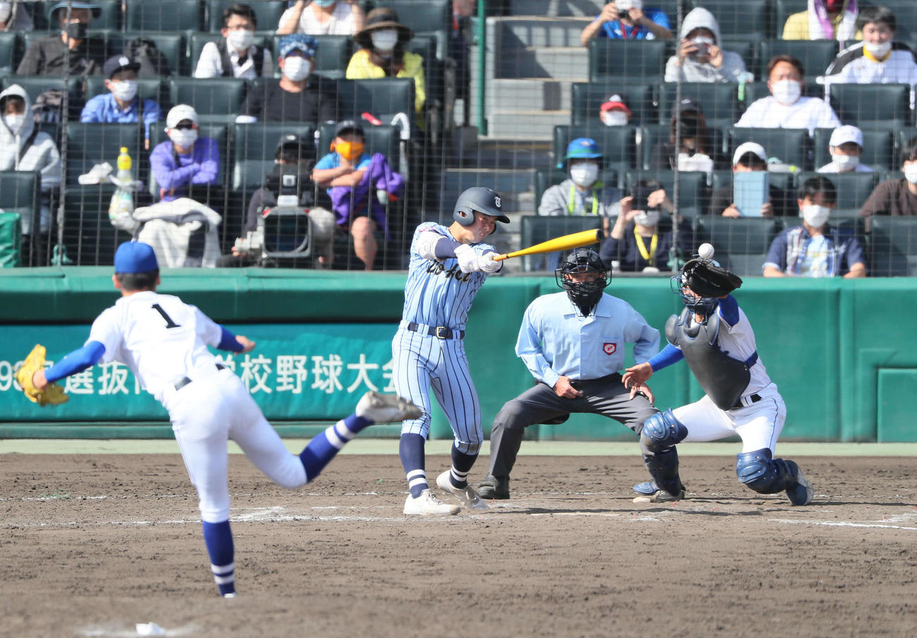 明豊対東海大相模　9回裏東海大相模1死満塁、小島大河は遊撃にサヨナラ適時打を放つ（撮影・宮崎幸一）