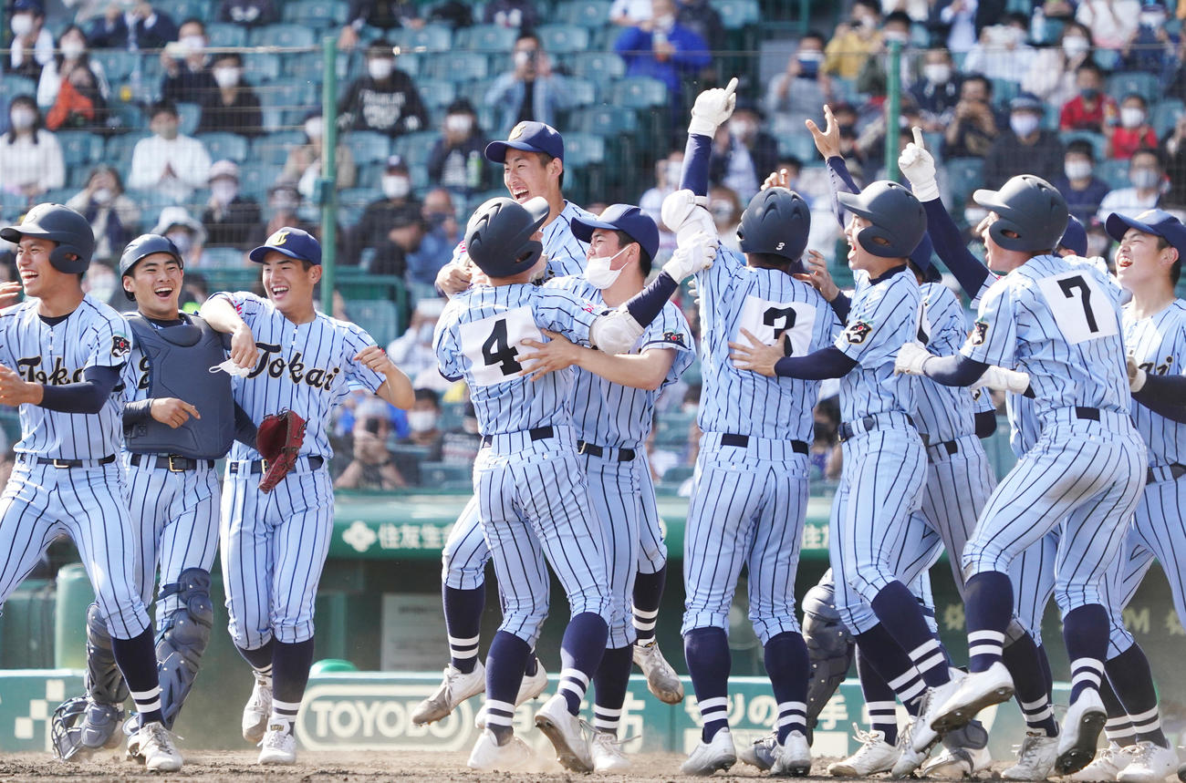 サヨナラで明豊を破り優勝し、喜びを爆発させる東海大相模ナイン（撮影・菅敏）