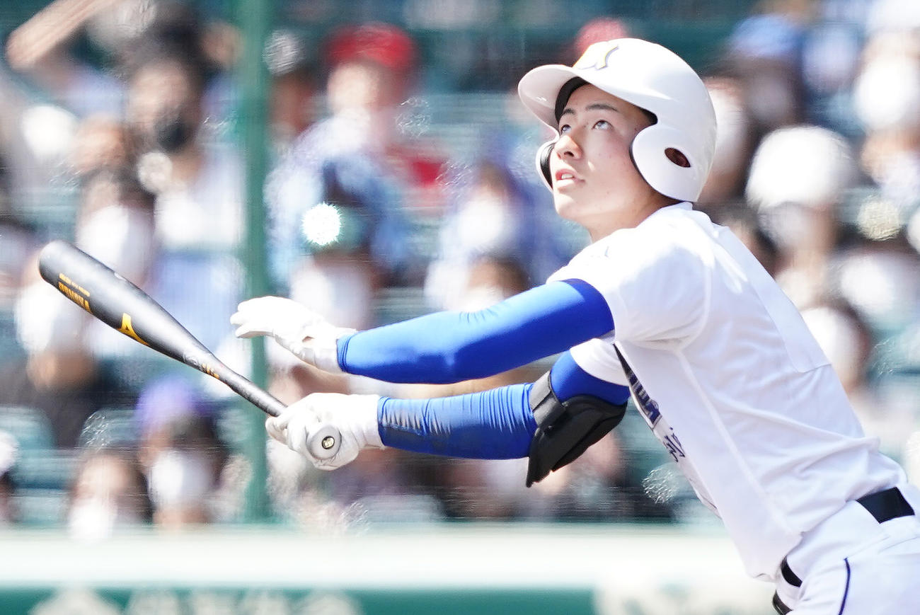 明豊対東海大相模　4回表明豊1死満塁、左へ犠飛を放つ阿南（撮影・菅敏）