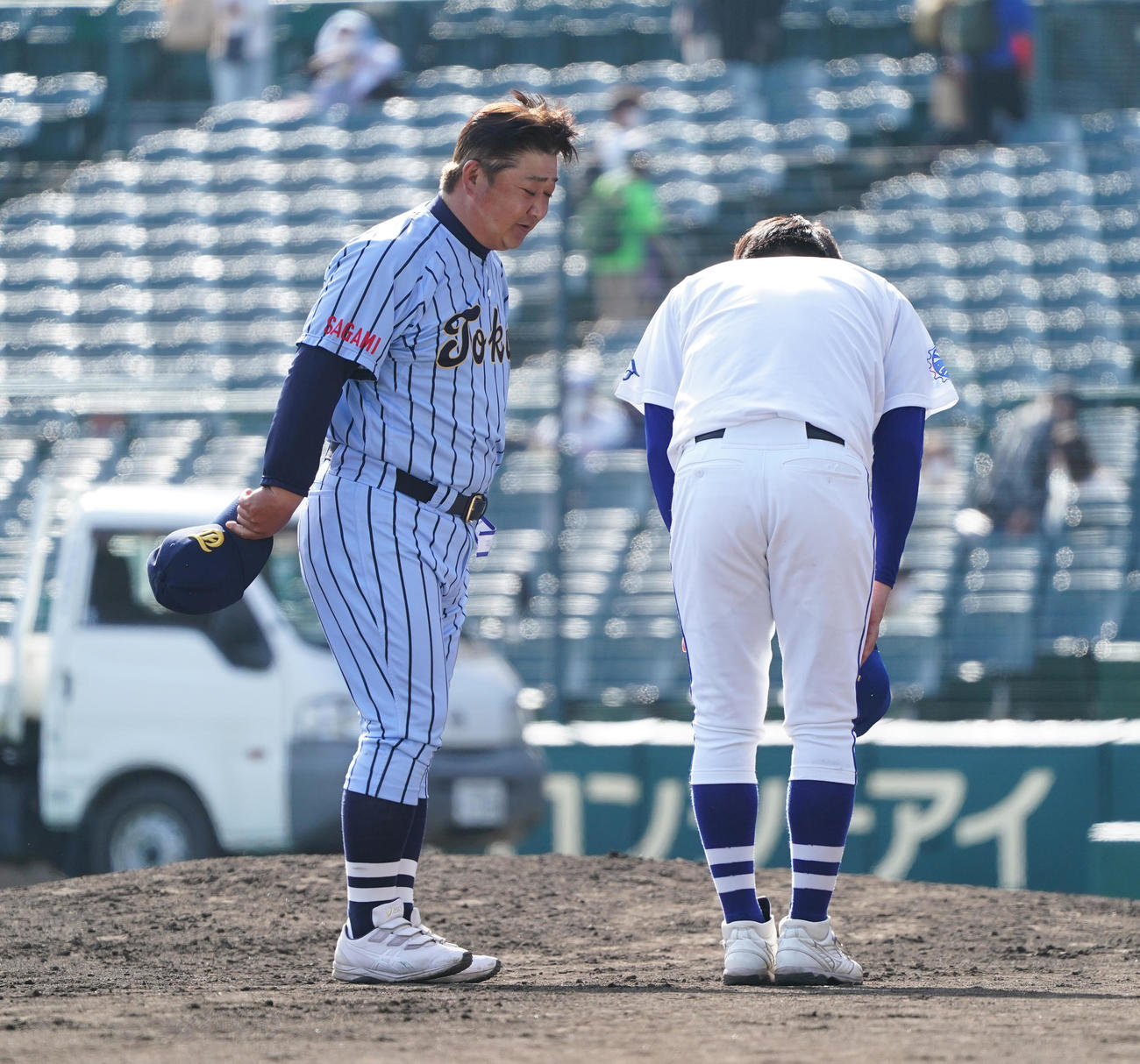 試合後、明豊・川崎監督（右）にあいさつする東海大相模・門馬監督（撮影・菅敏）
