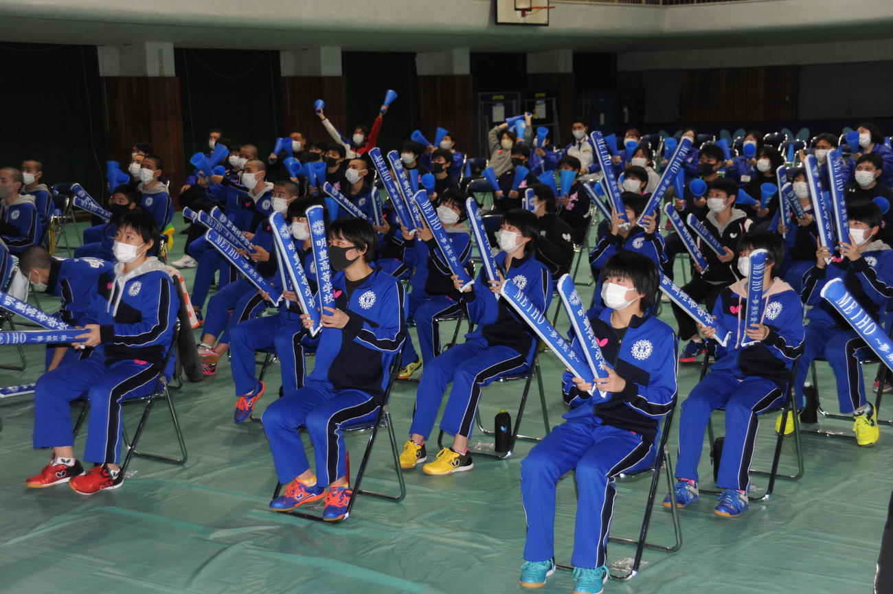明豊高校体育館でのパブリックビューイングで、生徒らはバルーンをたたいて明豊ナインの健闘をたたえた（撮影・浦田由紀夫）