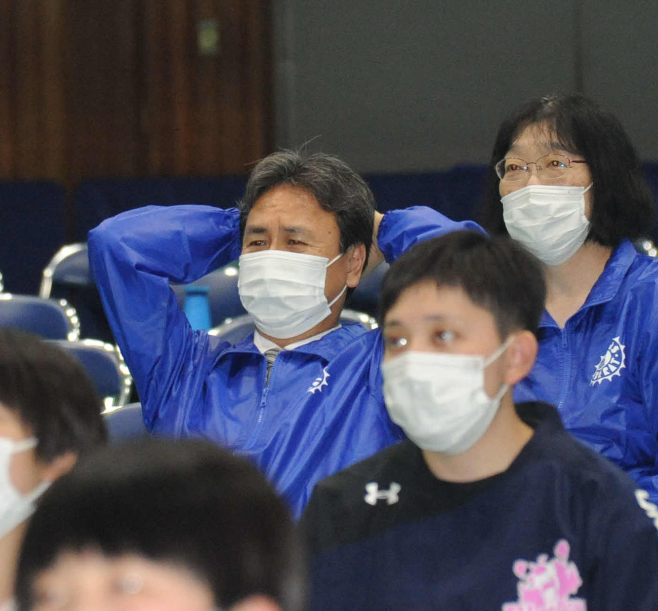 明豊高校体育館でのパブリックビューイングで丸馬寿副校長（左）はサヨナラ負けにガックリ（撮影・浦田由紀夫）