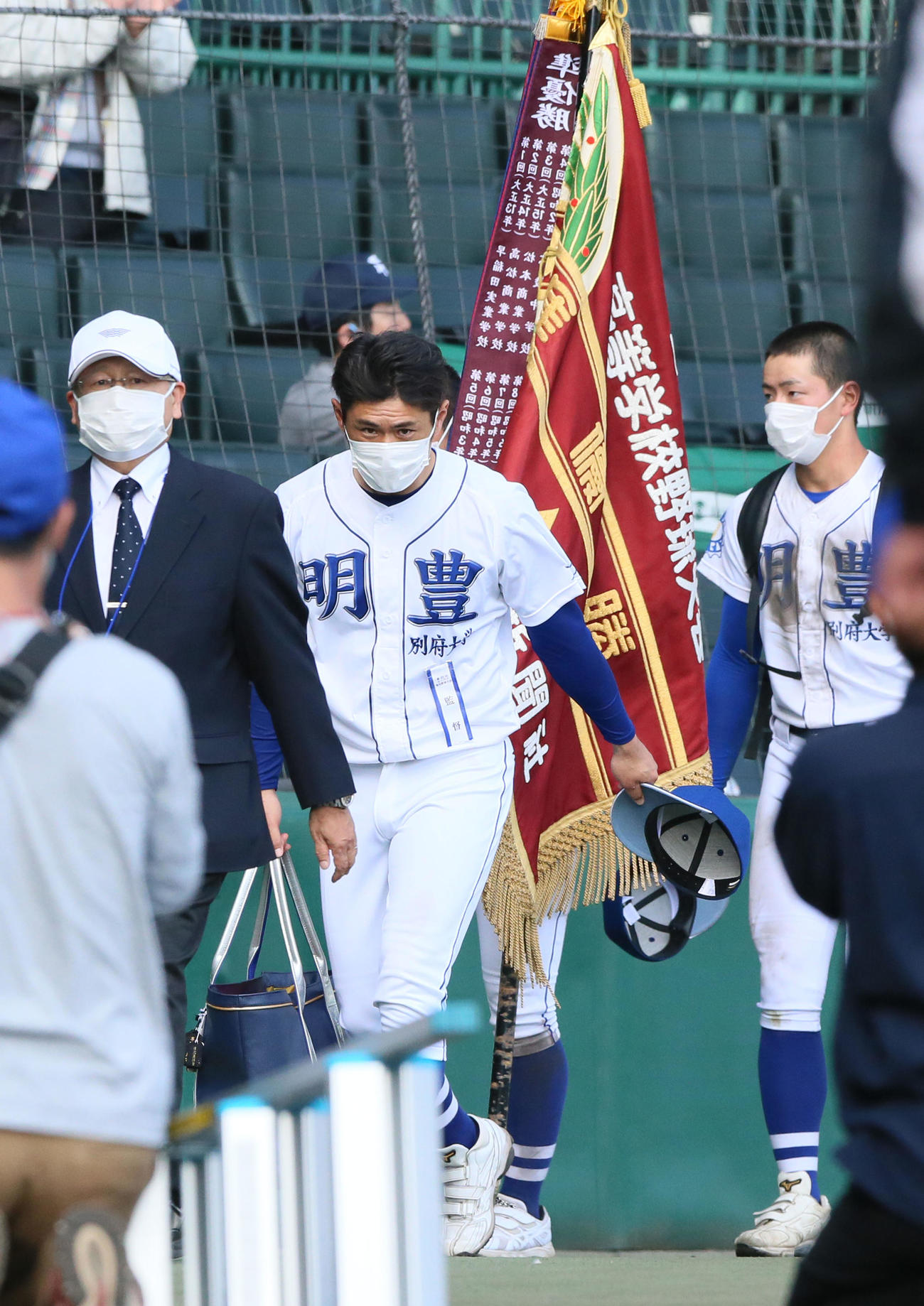 準優勝の明豊の川崎監督（中央）（撮影・上山淳一）