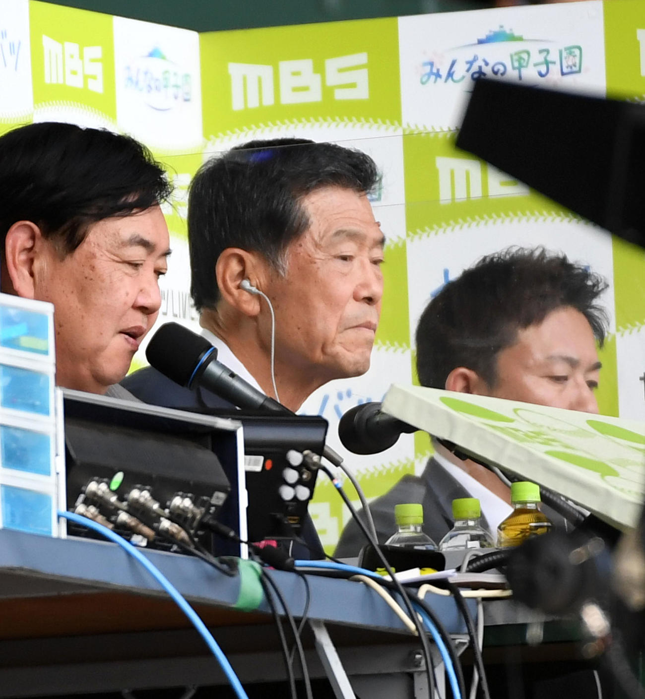 決勝戦を解説する渡辺元智氏（撮影・前岡正明）