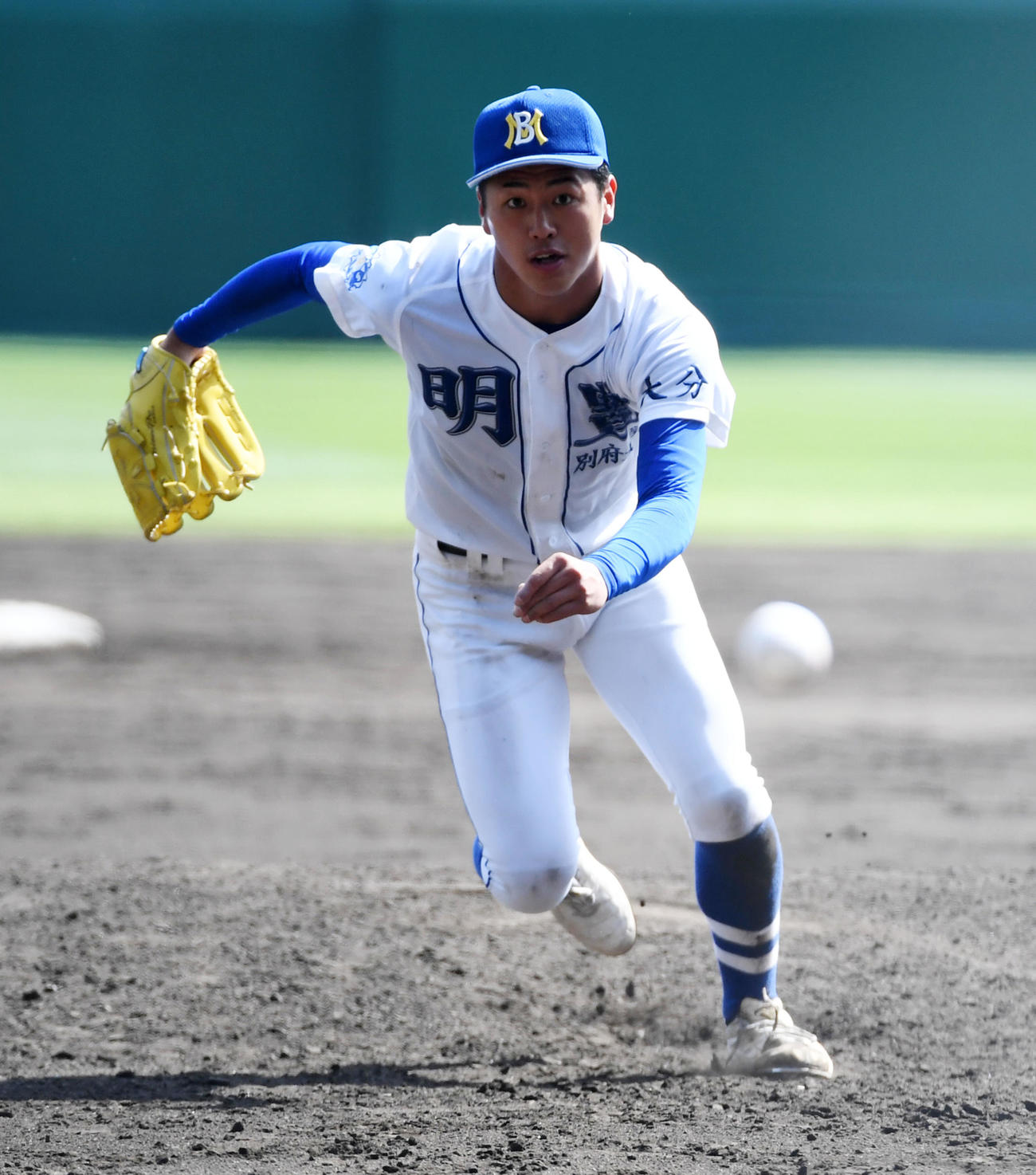 明豊対東海大相模　7回裏東海大相模無死一、二塁、石田の送りバントにダッシュ、三塁で封殺した太田（撮影・前岡正明）