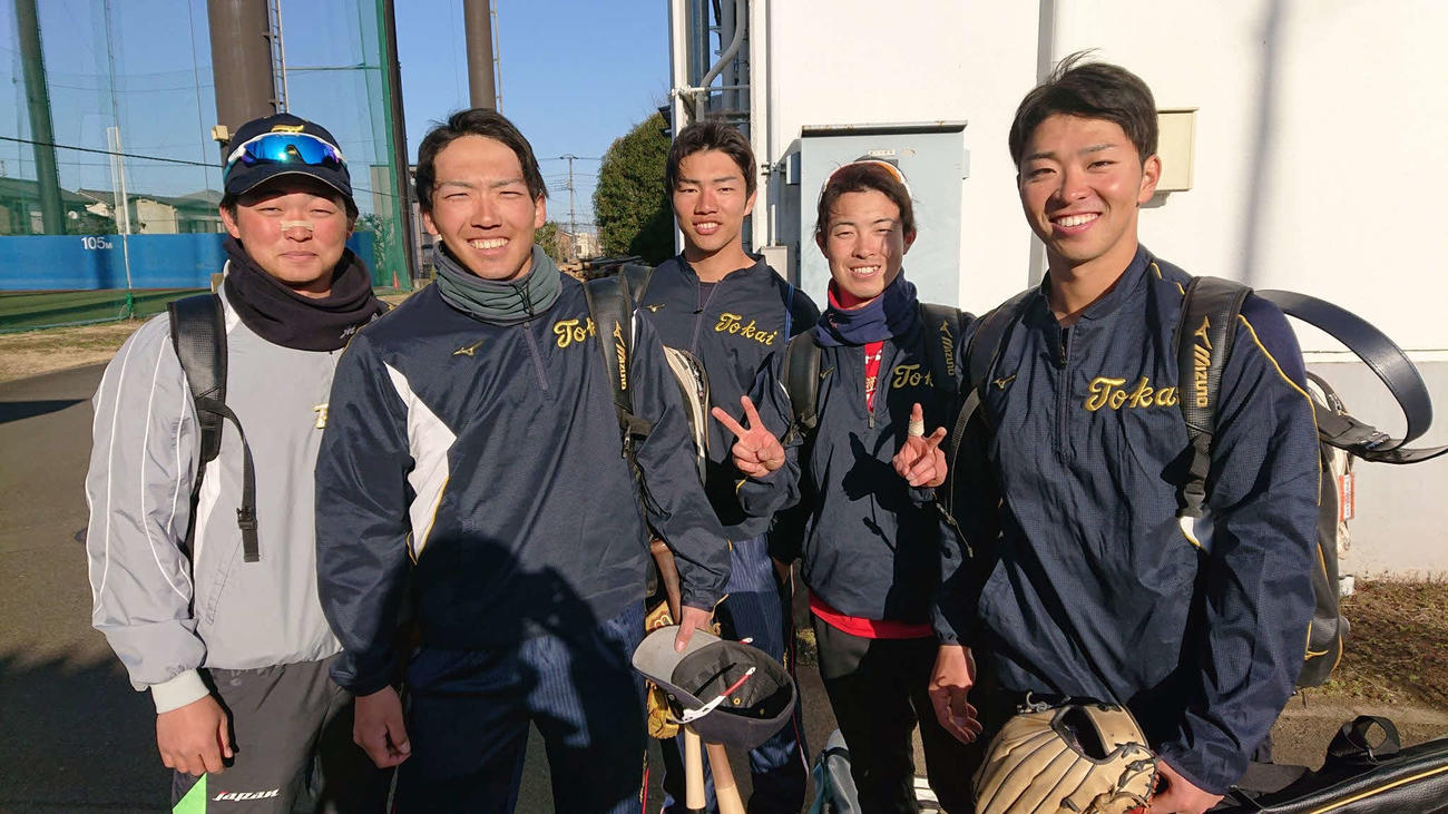 チームメートと笑顔を見せる東海大・門馬大（右端）