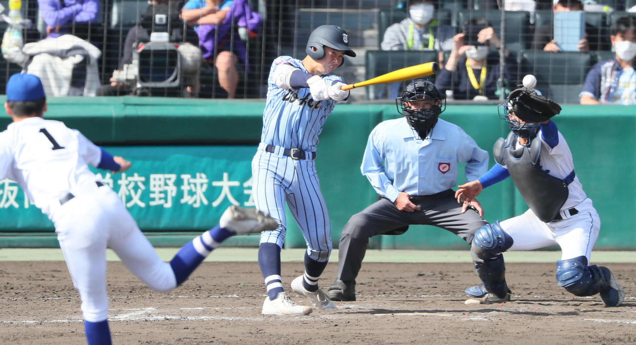 9回裏東海大相模1死満塁、遊撃にサヨナラ適時打を放つ小島（撮影・宮崎幸一）