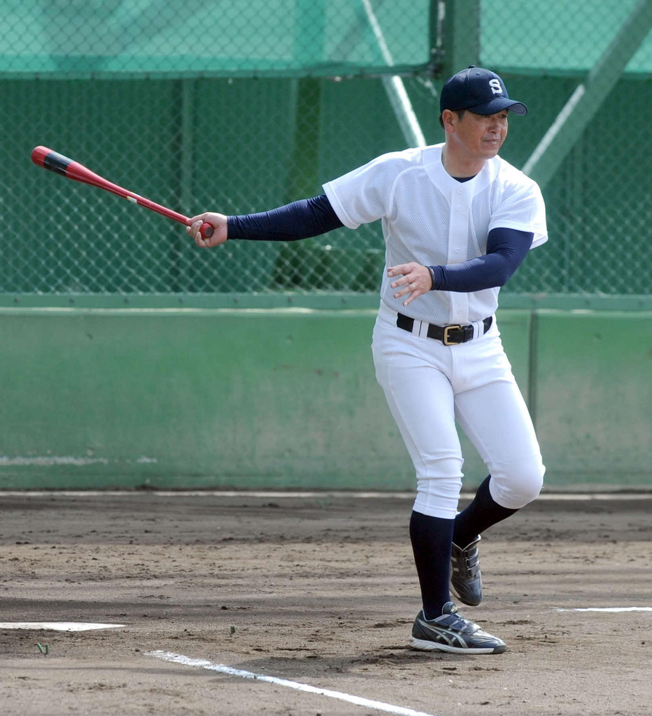 ノックを打つ静岡高の池田新監督