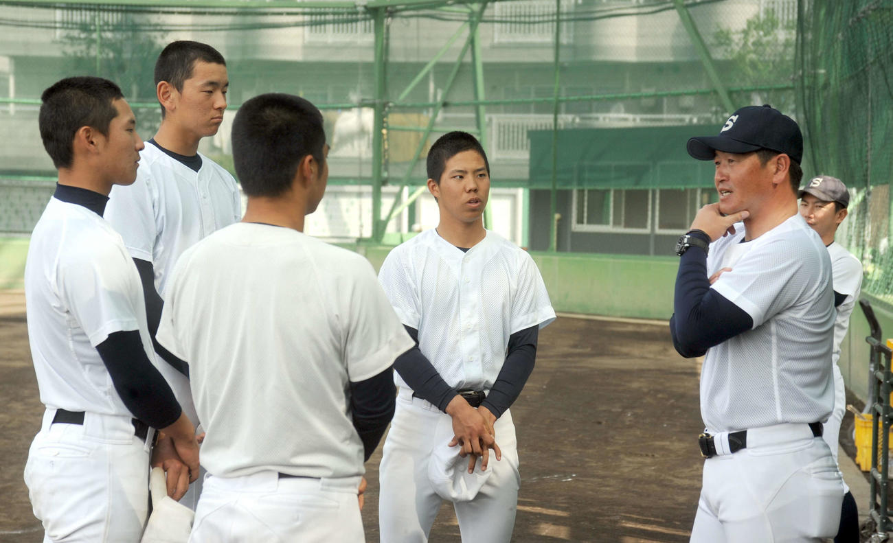 練習開始前に選手と練習メニューについて話し合う静岡高の池田新監督（右手前）