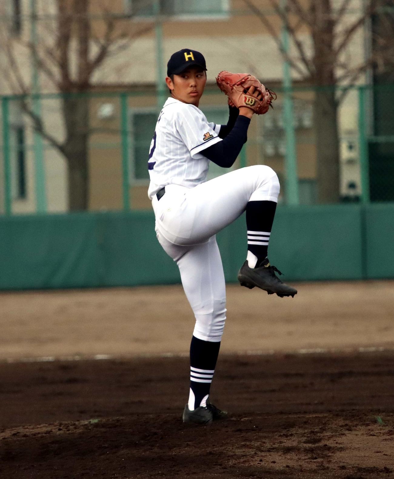 北海対札幌月寒　6回から2番手で登板し4回1安打無失点、10三振を奪った北海の吉田陽（撮影・永野高輔）