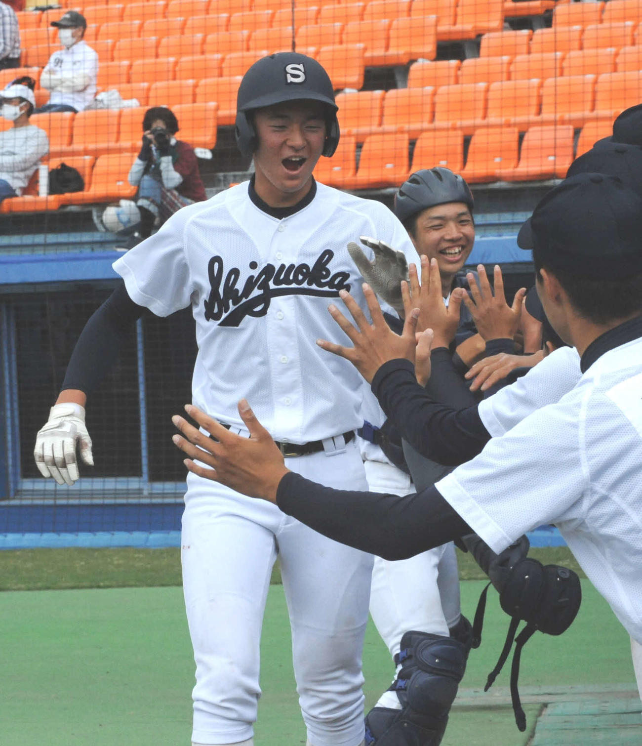 先制点のホームイン後、チームメートと喜ぶ静岡高の高須（手前）