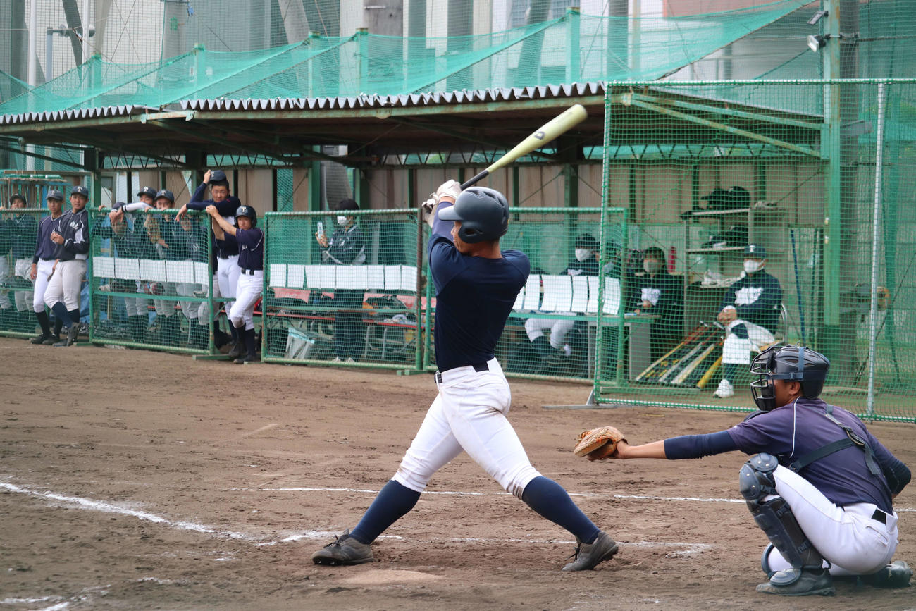 市立橘対西武台　エースで4番の渡辺は、初回、2死三塁から左翼へ先制打。登板はなかったが、4番の仕事を果たした（撮影・保坂淑子）