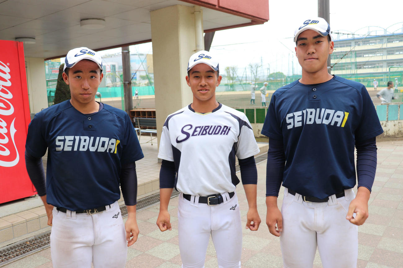 西武台　春季埼玉県大会に向け、順調な仕上がりを見せ気合い十分の（左から）一郷、武井、渡辺（撮影・保坂淑子）