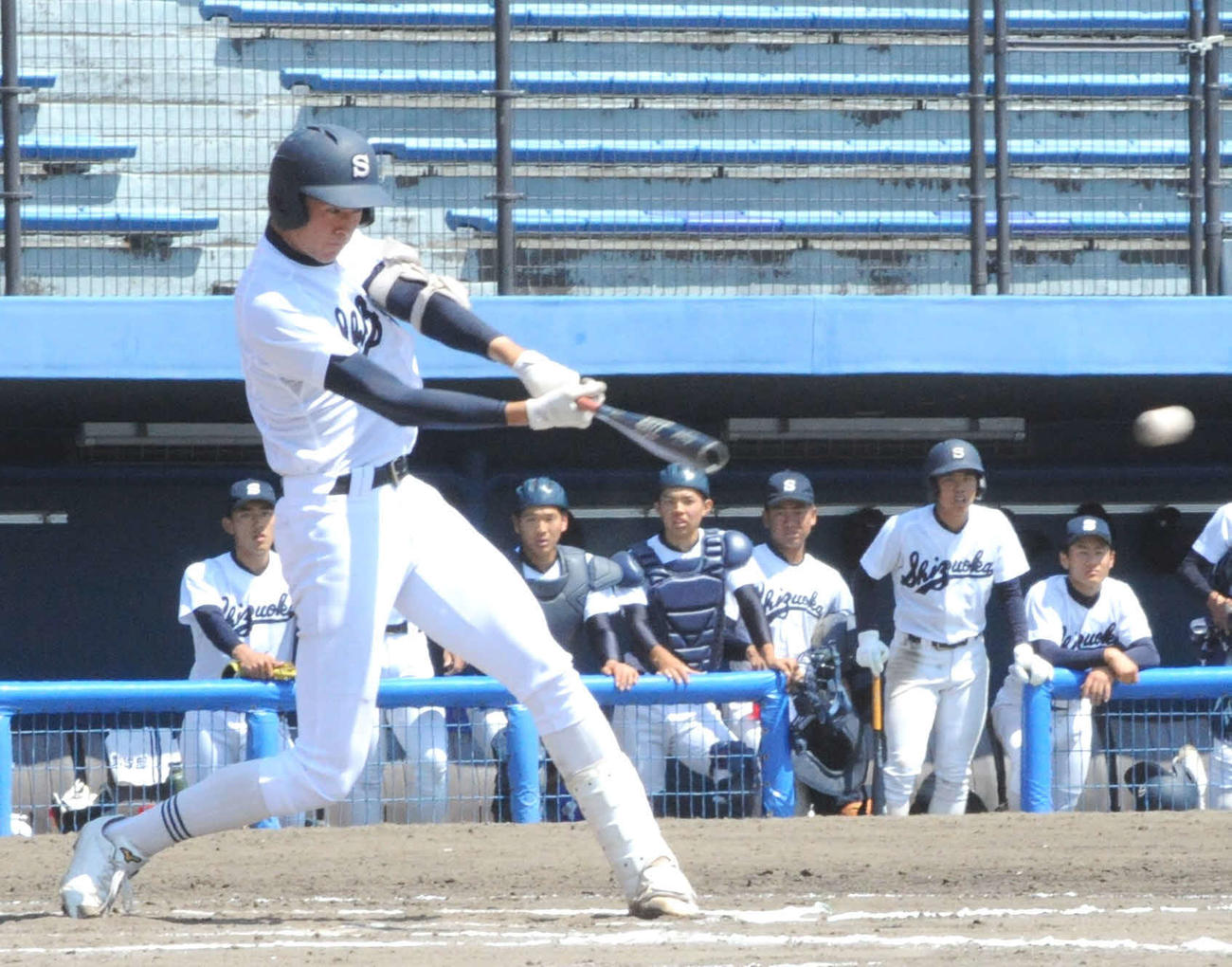 6回表2死一、二塁で左前打を放った静岡高の高須