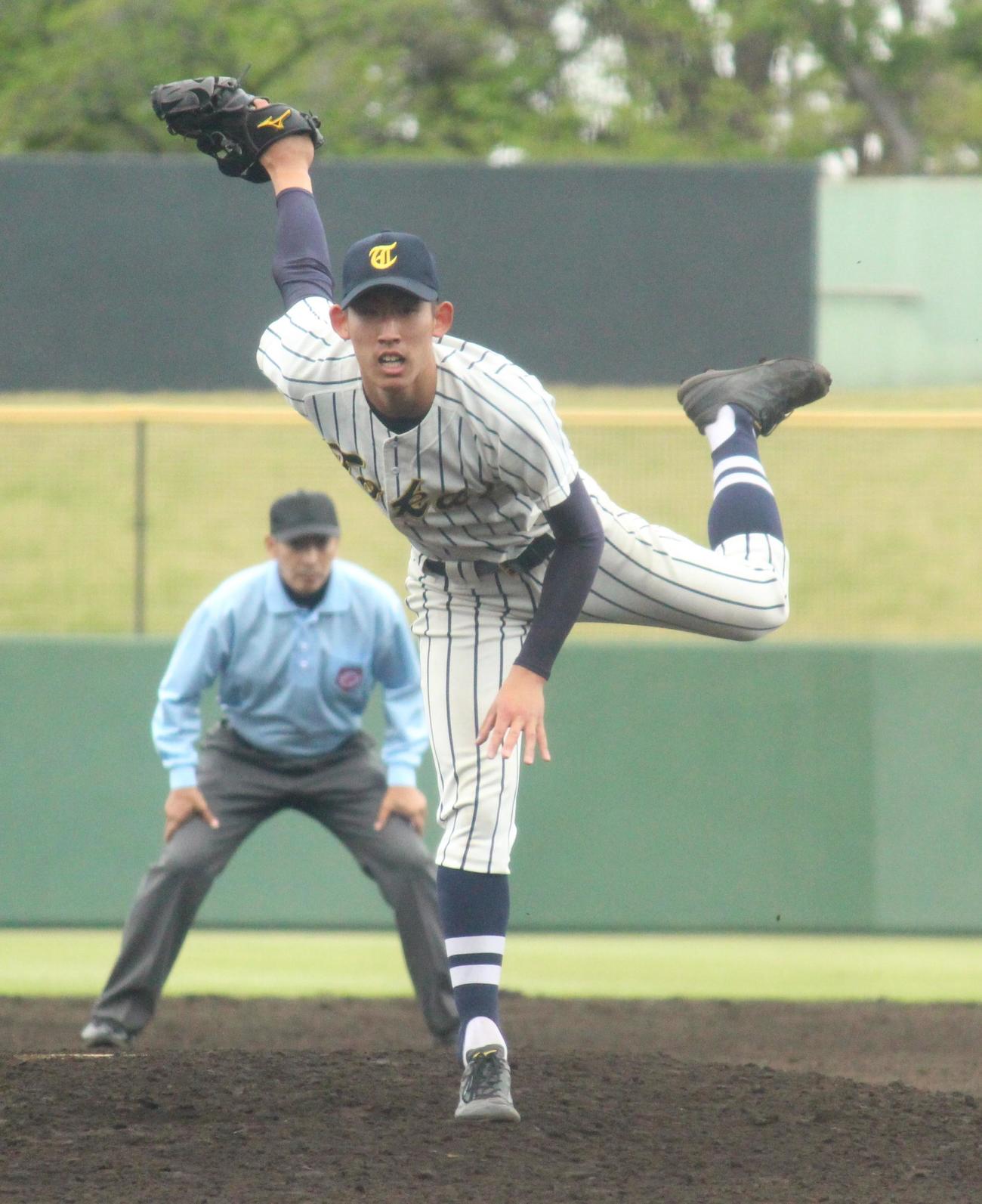 東海大相模対平塚学園　4番手として9回2死からマウンドに上がった東海大相模・石田（撮影・保坂恭子）