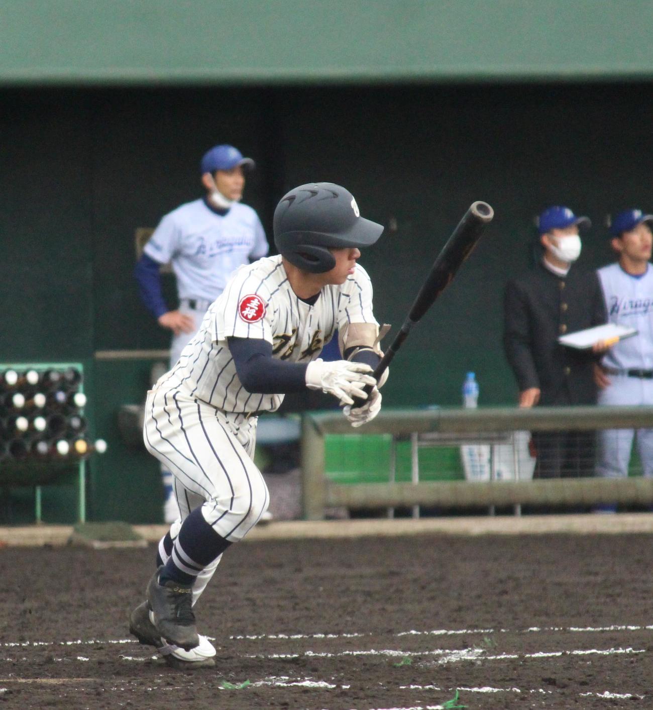 東海大相模対平塚学園　8回表2死一塁、「主将」の刺しゅうがついたユニホームで左前打を放つ東海大相模・門馬（撮影・保坂恭子）