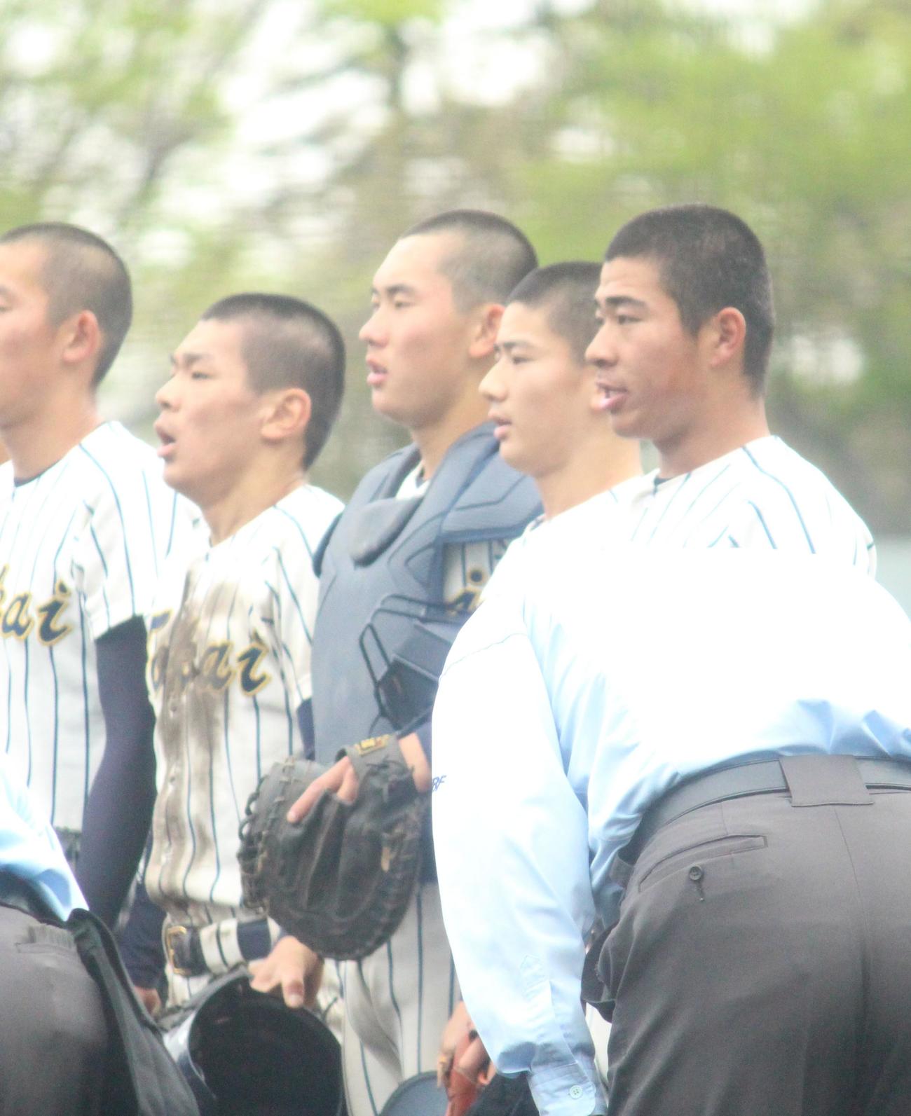 東海大相模対平塚学園　延長戦の末に勝利し、あいさつで並ぶ右から東海大相模・門馬と大塚（撮影・保坂恭子）