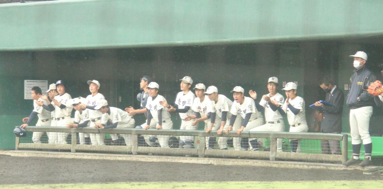 光明相模原対戸塚　声を出す光明相模原ベンチ（撮影・保坂恭子）