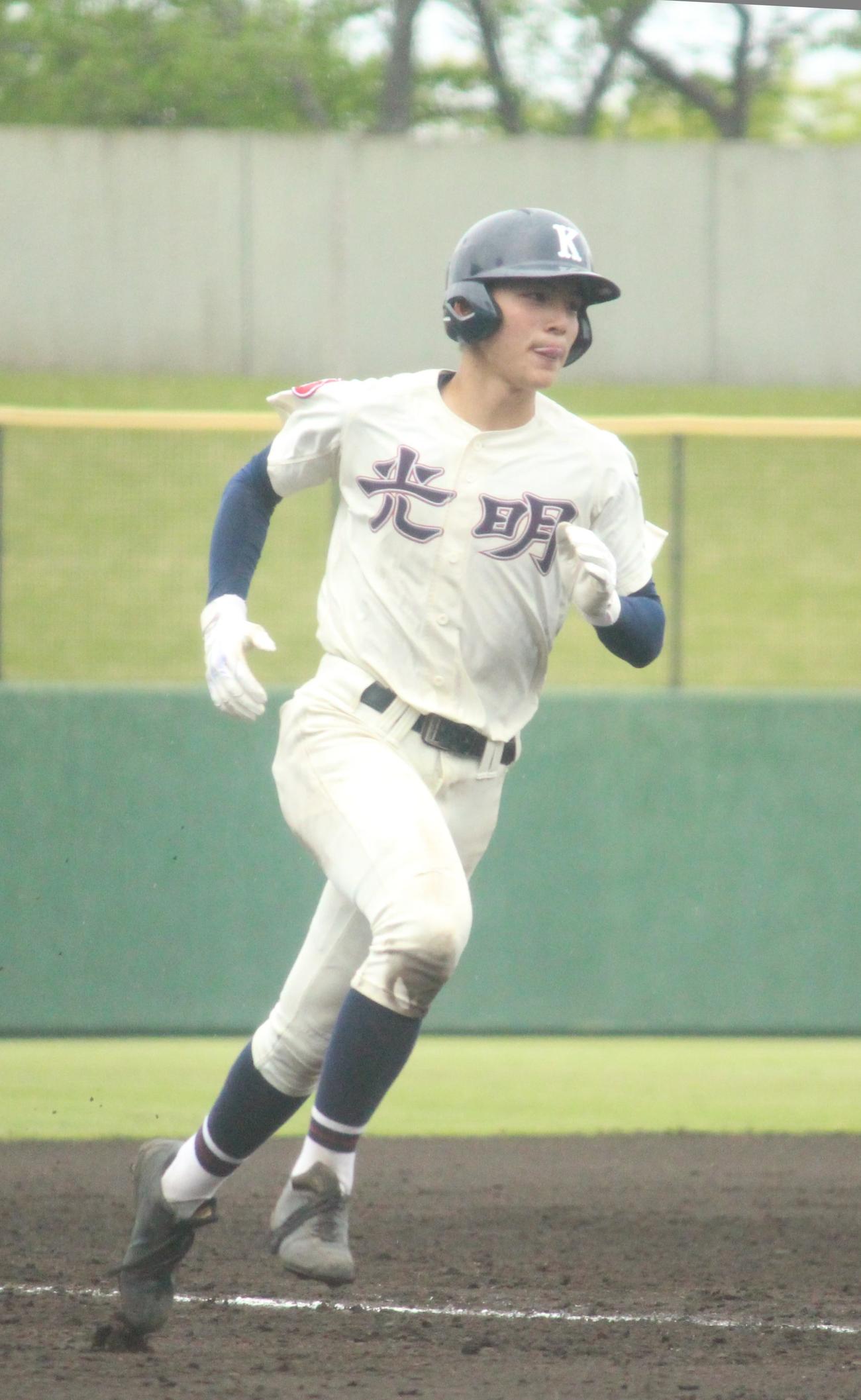 光明相模原対戸塚　3回表、先頭で公式戦初となるソロ本塁打を放った光明相模原・金子（撮影・保坂恭子）