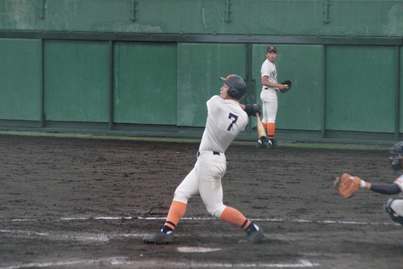市尼崎の米山航平外野手は2回、詰まりながらも阪神佐藤輝をほうふつさせる豪快なフォロースルーで左翼線二塁打