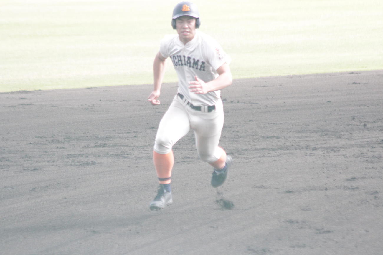 市尼崎の米山航平外野手は力強くダッシュ