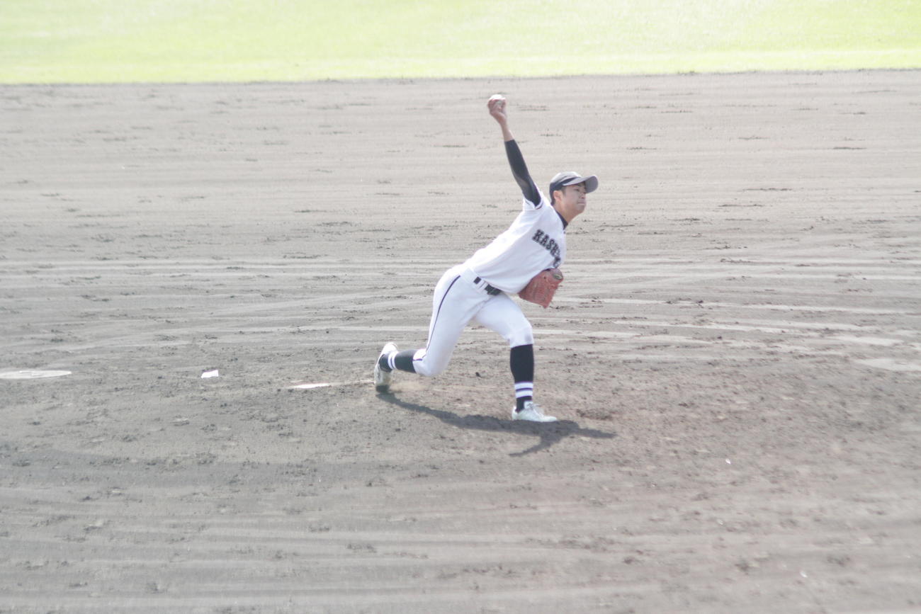 左手の先天性四肢障害を抱えながら力投する神島・笠松子龍投手。左手でグラブを持って投球した