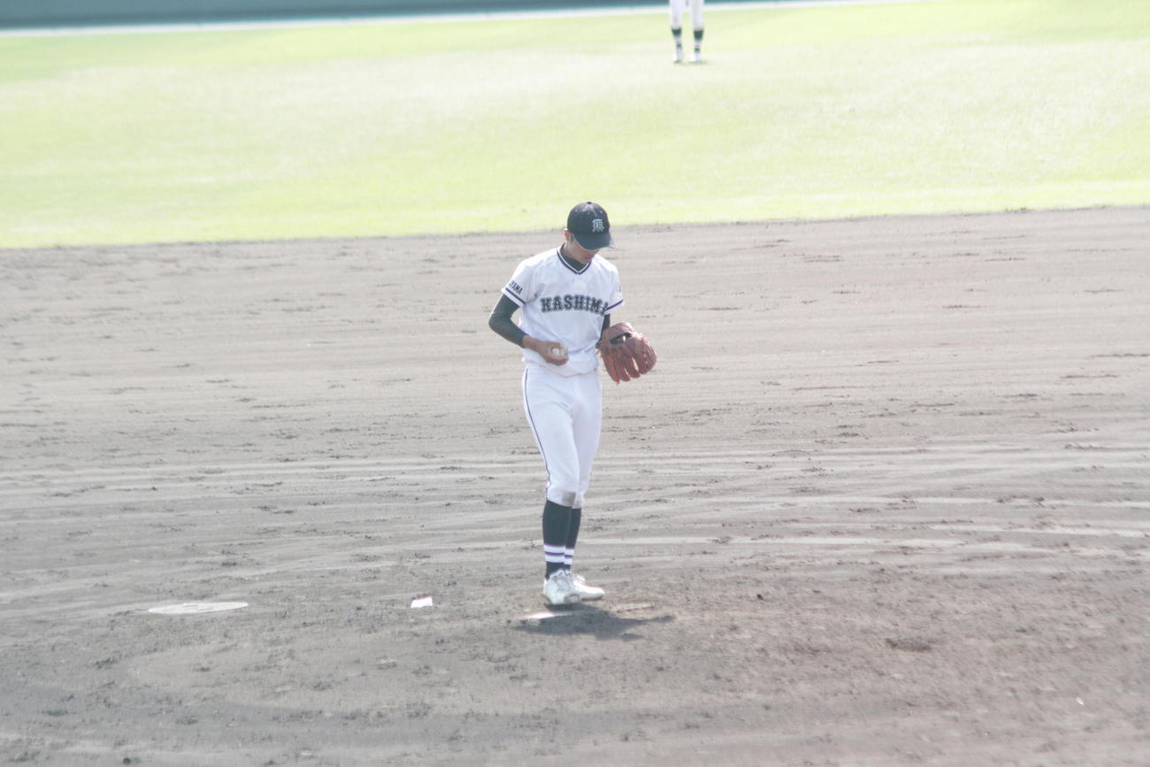 左手の先天性四肢障害を抱えながら力投する神島・笠松子龍投手。投球直前、グラブを左手に置き換える