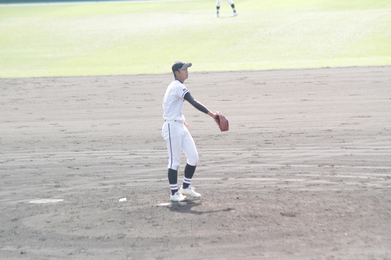 左手の先天性四肢障害を抱えながら力投する神島・笠松子龍投手。捕球するときは左腕用グラブを右手にはめる