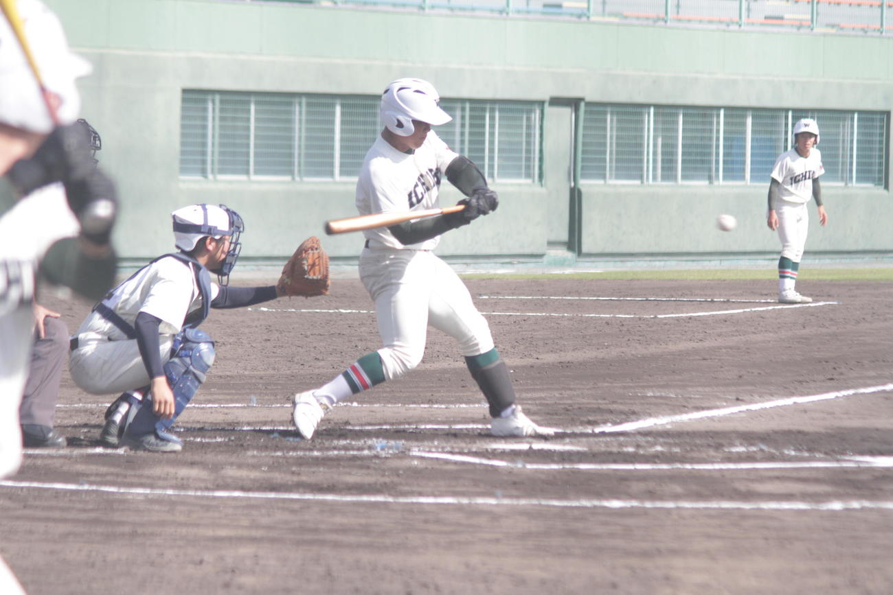 市和歌山・松川虎生は高校公式戦初の2打席連続本塁打を放つなど豪快な打撃を披露した（撮影・酒井俊作）
