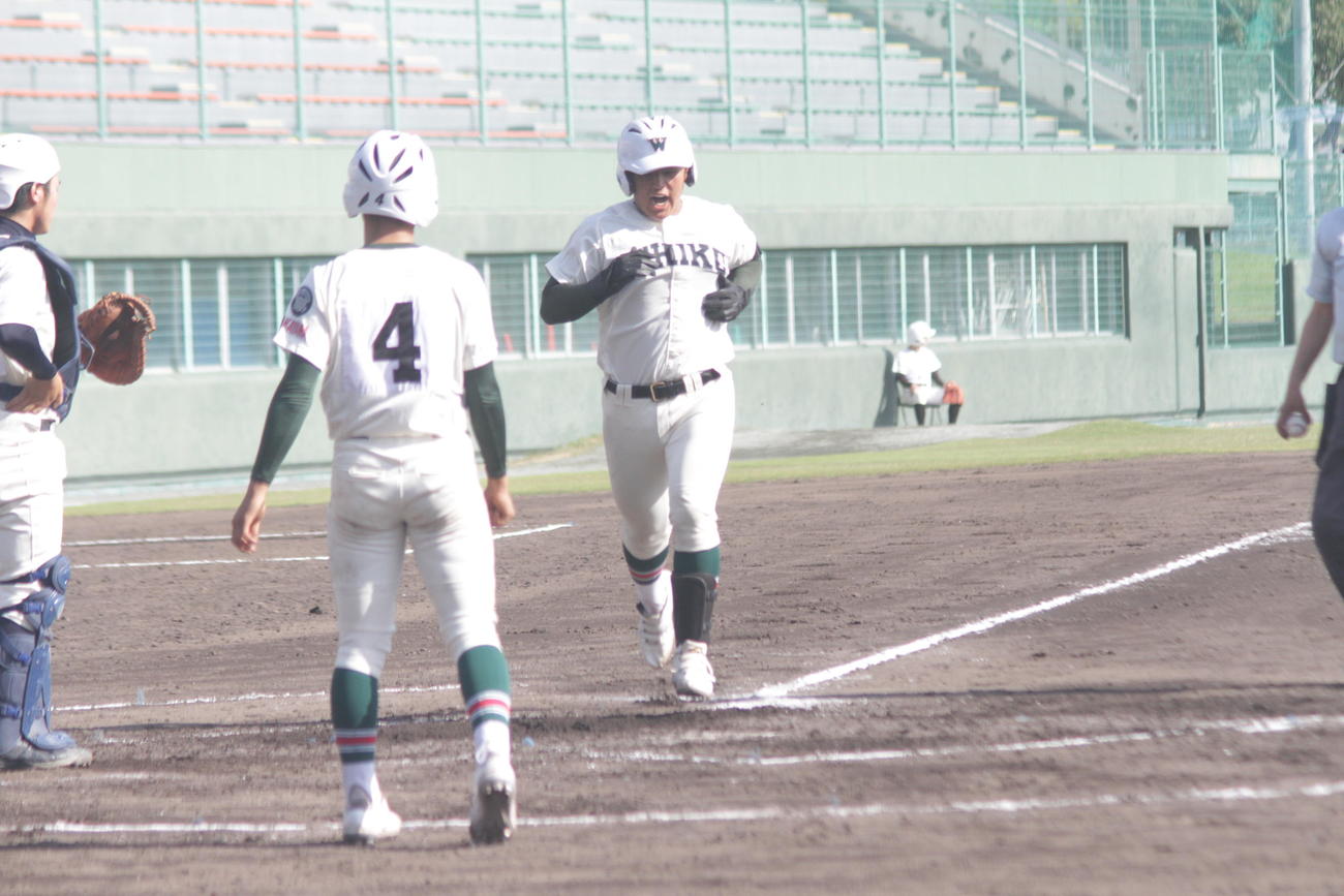 市和歌山松川虎生は3回、左翼に豪快な本塁打を放ち、雄たけびを上げて生還する（撮影・酒井俊作）
