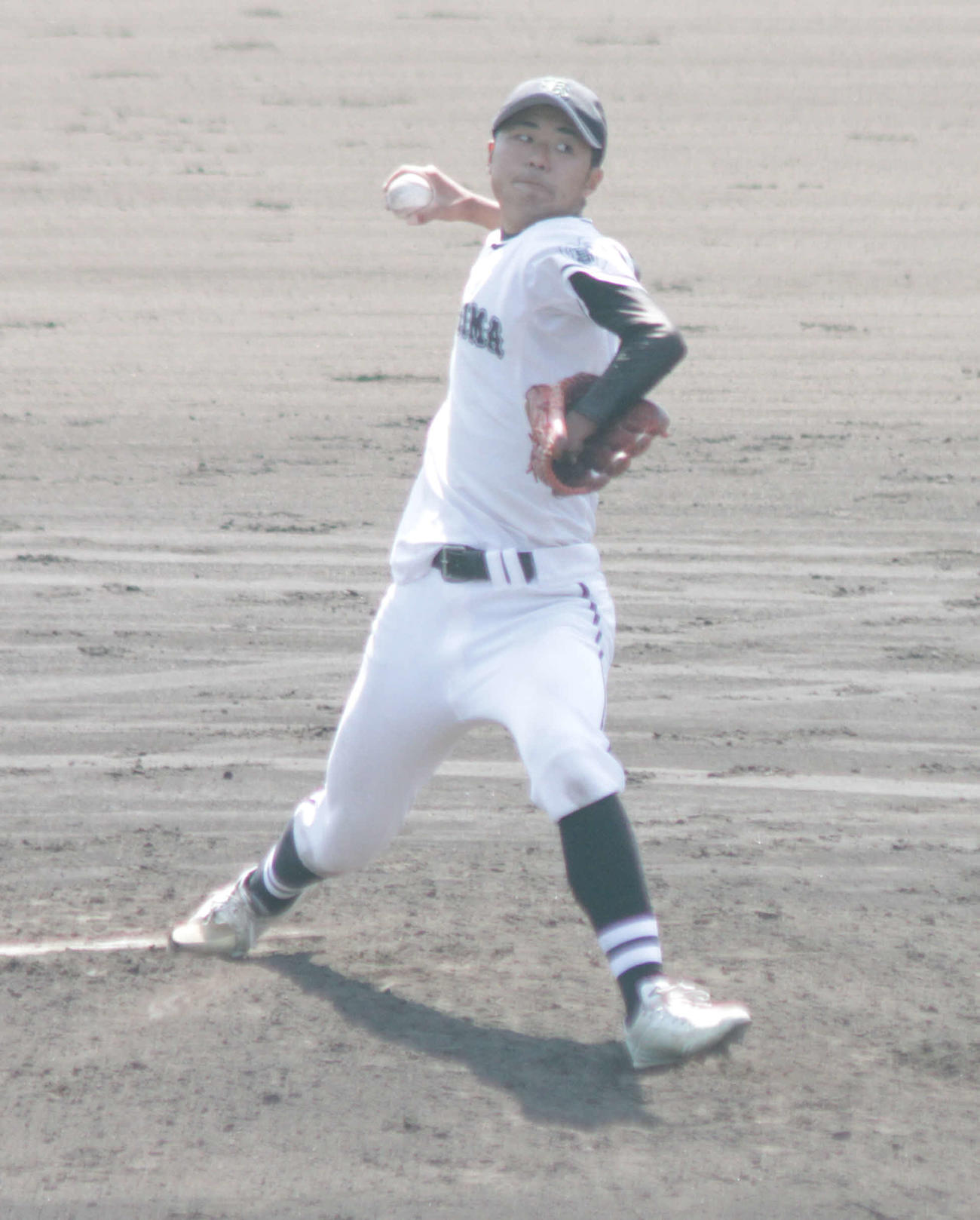 左手の先天性四肢障害を抱えながら力投する神島・笠松子龍（撮影・酒井俊作）