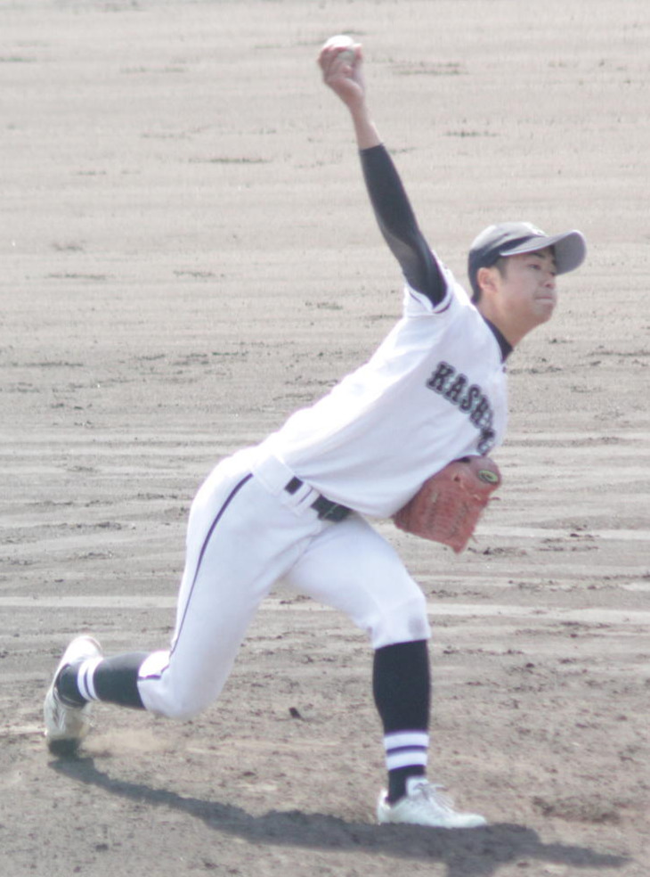 左手の先天性四肢障害を抱えながら力投する神島・笠松子龍投手。左手でグラブを持って投球した