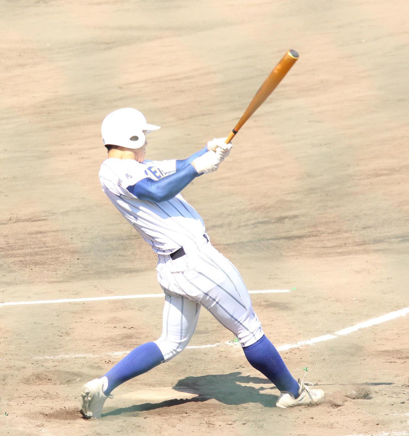 安中総合対高崎健康福祉大高崎　2回裏高崎健康福祉大高崎1死三塁、適時左前打を放つ森川（撮影・保坂恭子）