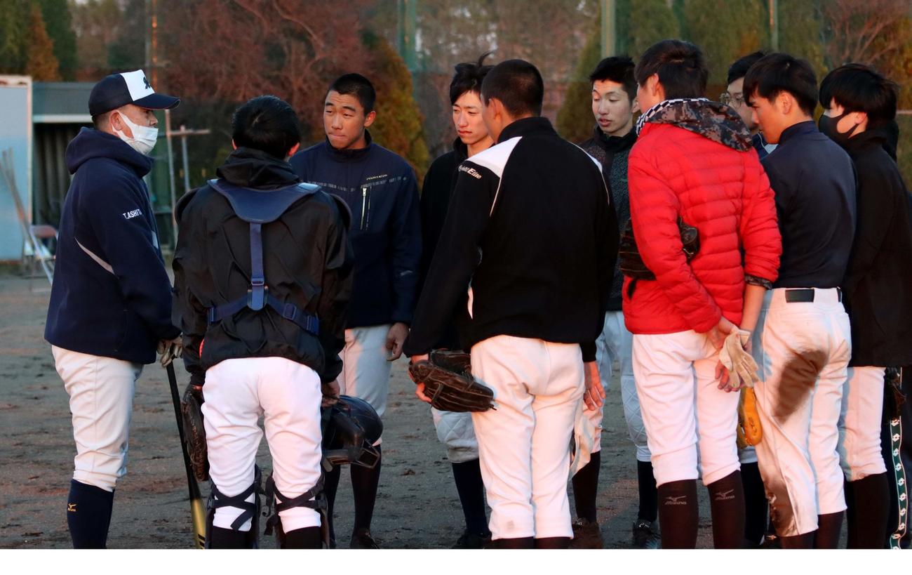 足立部長（左）の話を聞く野幌の選手たち（2021年4月20日）