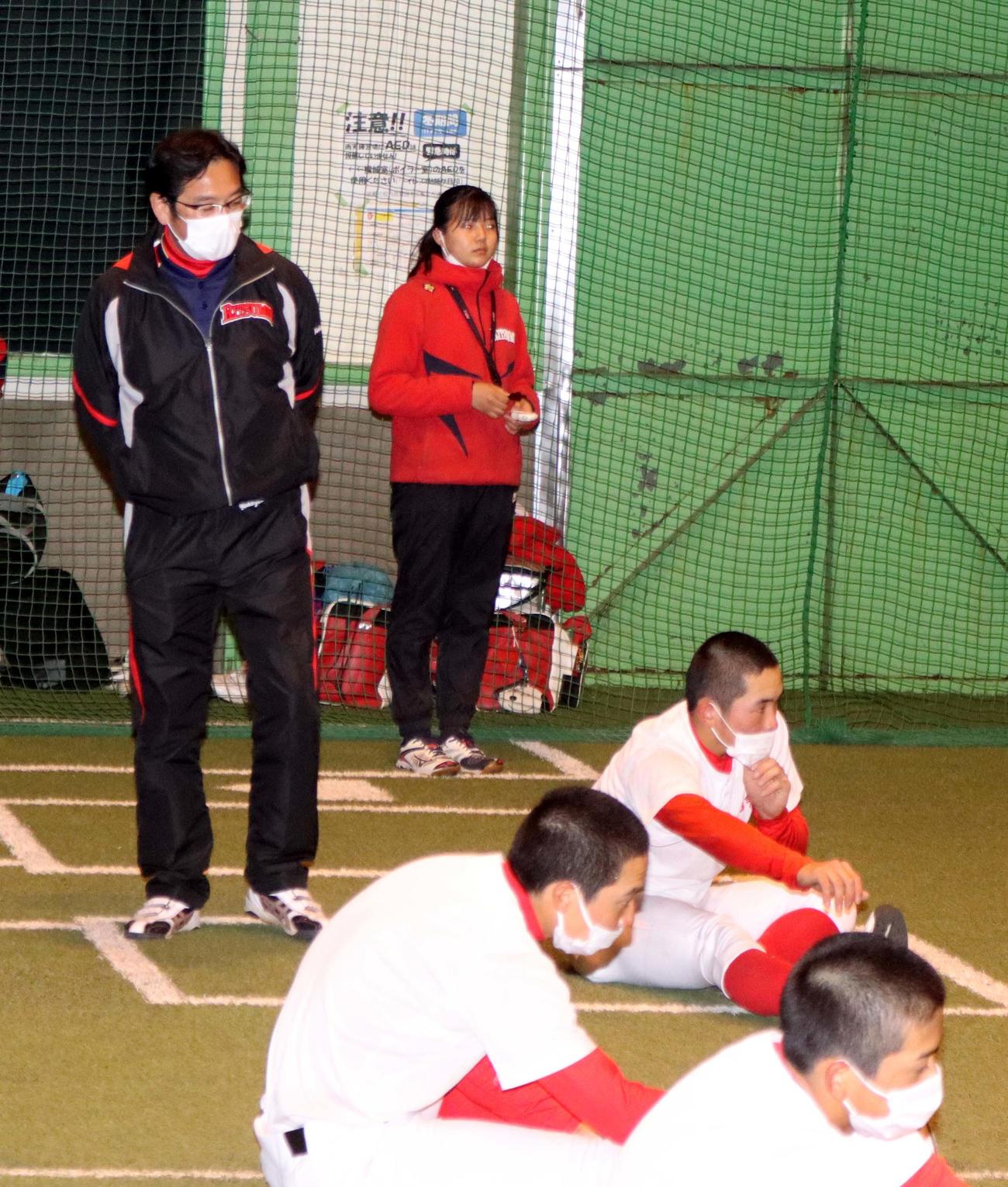 アドバイザーとして立命館慶祥の滝本新監督をサポートする横山前監督（左）（撮影・永野高輔）