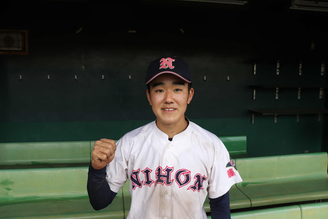 向上対日大藤沢　日大藤沢　9回無死満塁から、サヨナラ打を打ち、笑顔でガッツポーズを見せる遠藤（撮影・保坂淑子）
