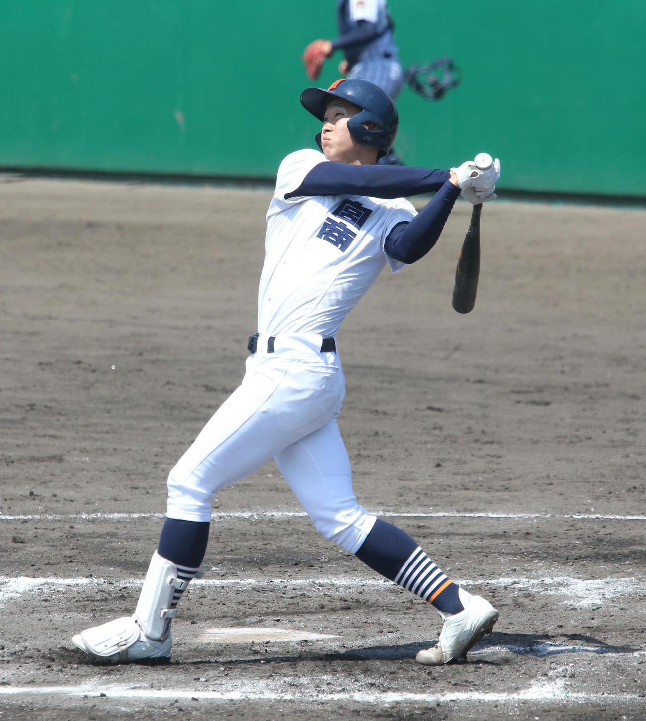 東海大熊本星翔対宮崎商　8回裏宮崎商無死、左越えに1試合3本目の本塁打を放つ5番・西原太一外野手（撮影・菊川光一）