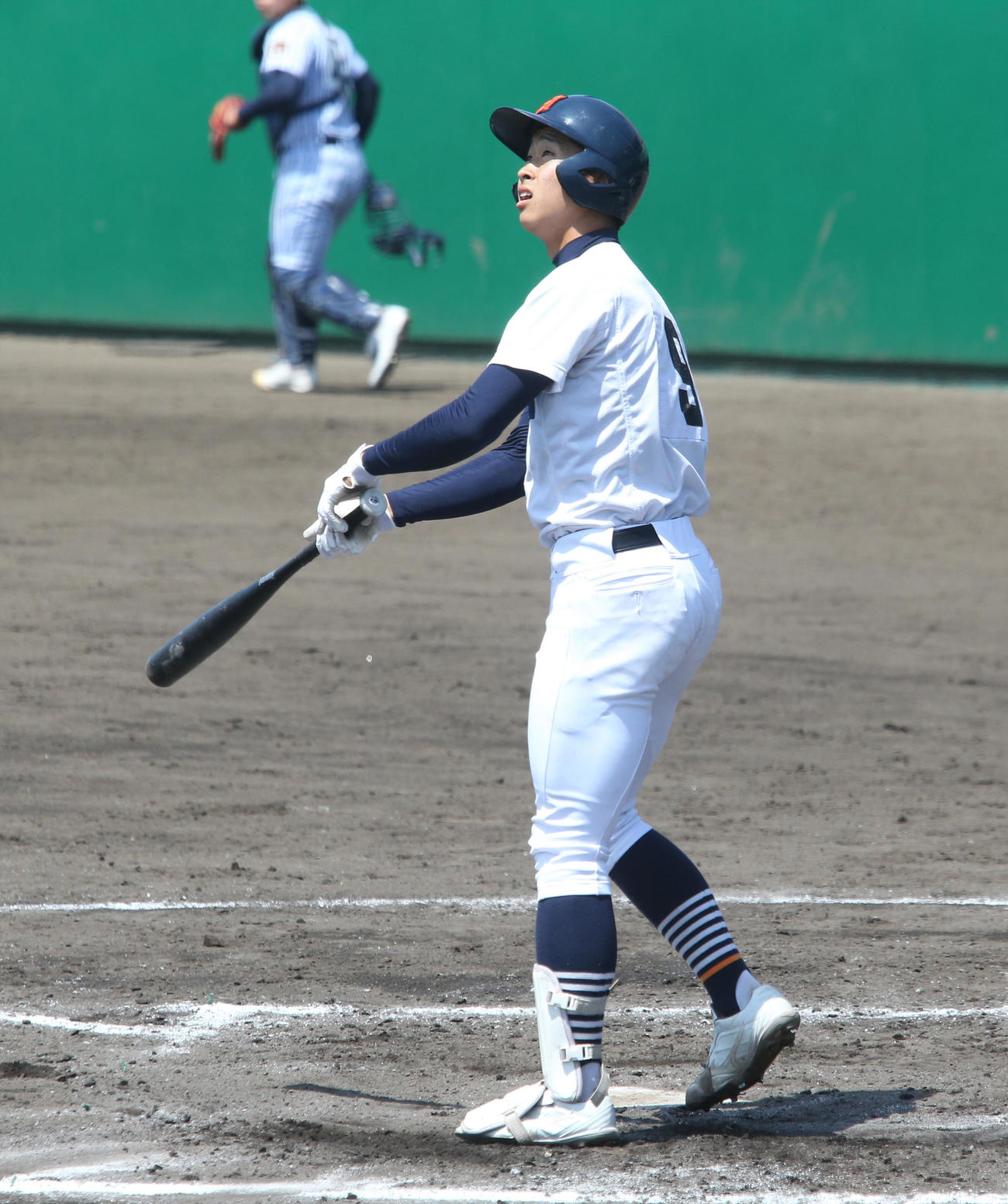 東海大熊本星翔対宮崎商　8回裏宮崎商無死、左越えに1試合3本目の本塁打を放ち打球を追う5番・西原太一外野手（撮影・菊川光一）