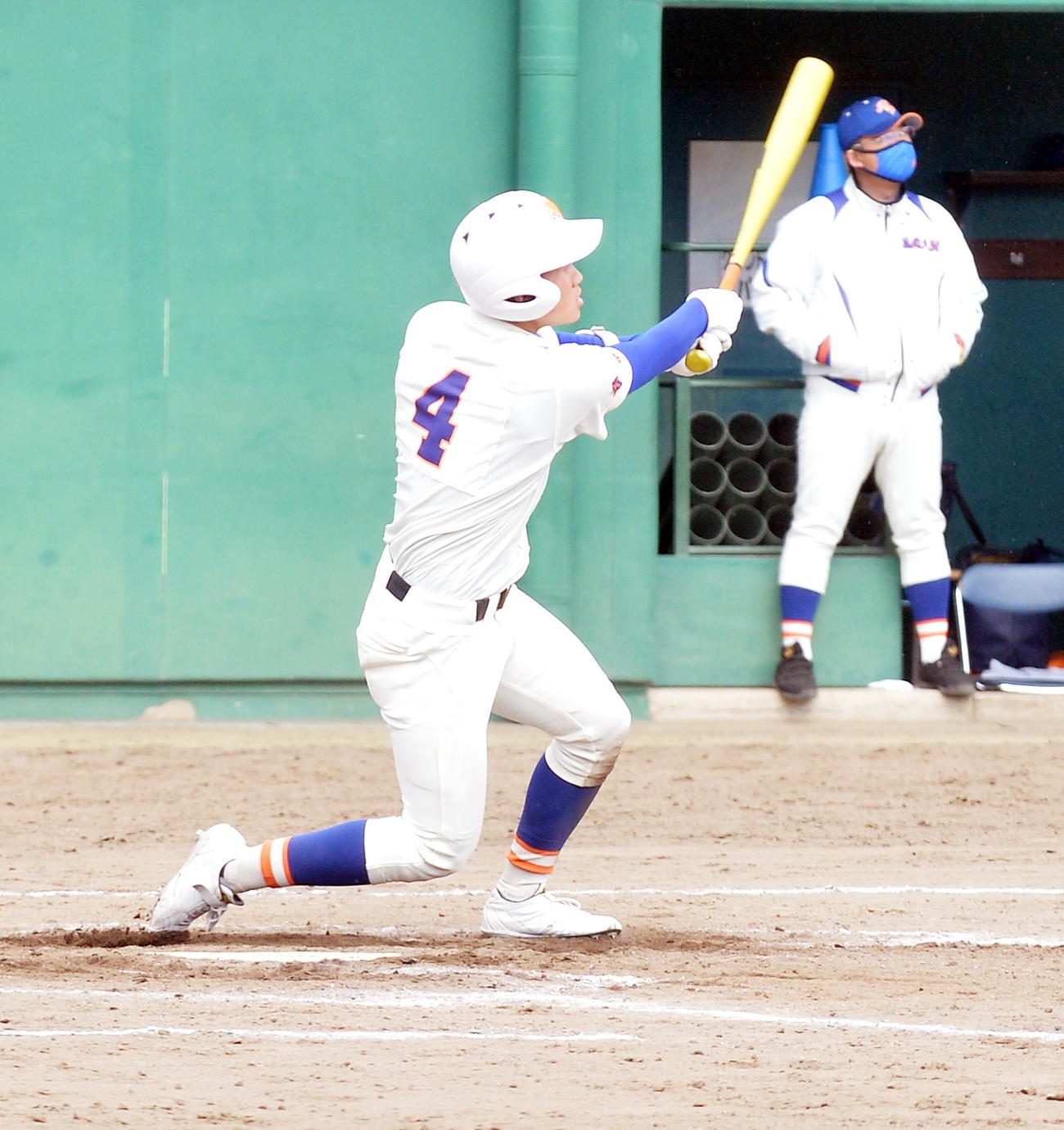 5回裏、左越え3ランを放つ盛岡大付・渡辺