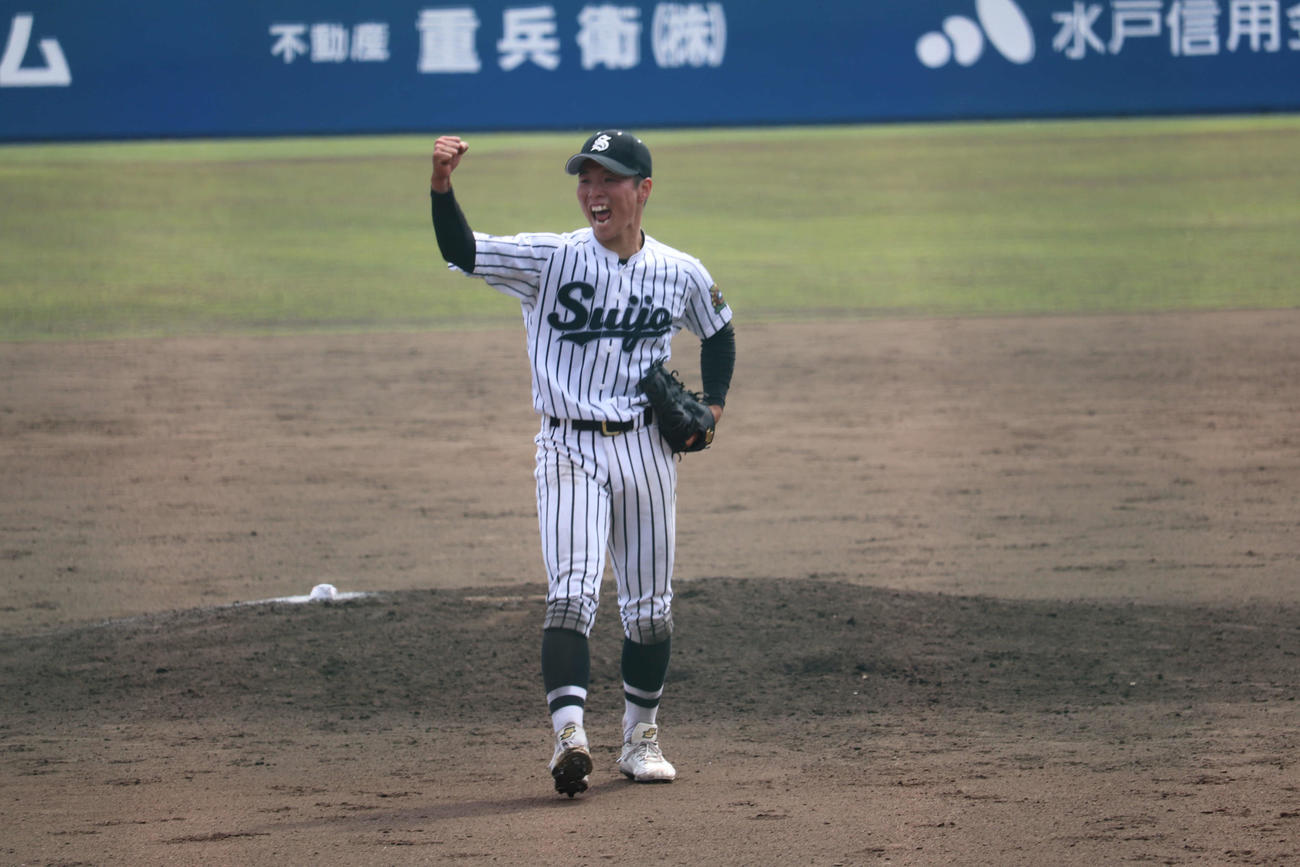 水城対霞ケ浦　勝利の瞬間、マウンドで笑顔でガッツポーズを見せた水城の先発、樫村（撮影・保坂淑子）