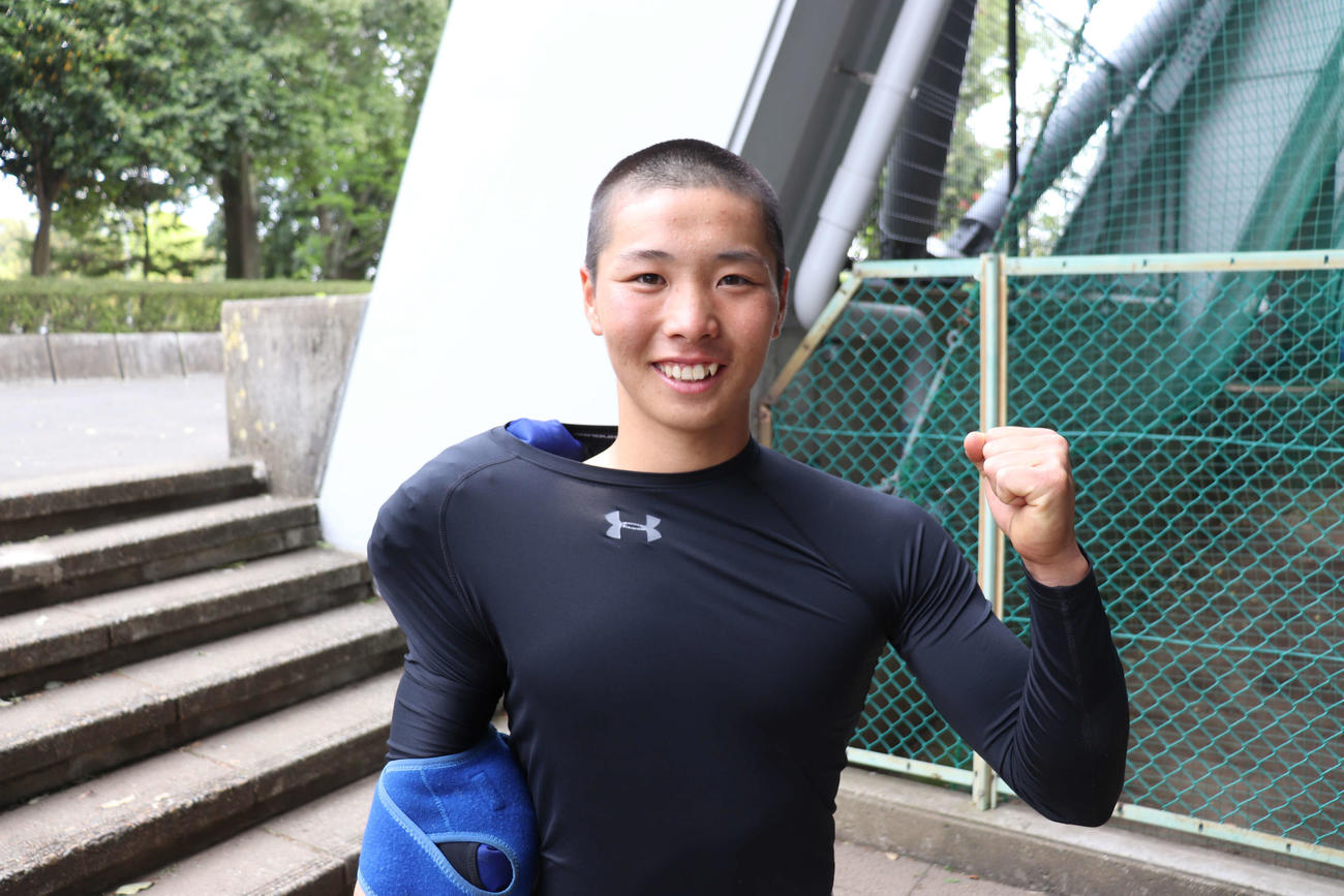 水城対霞ケ浦　霞ケ浦に完投勝利し、笑顔でガッツポーズを見せる水城の樫村（撮影・保坂淑子）