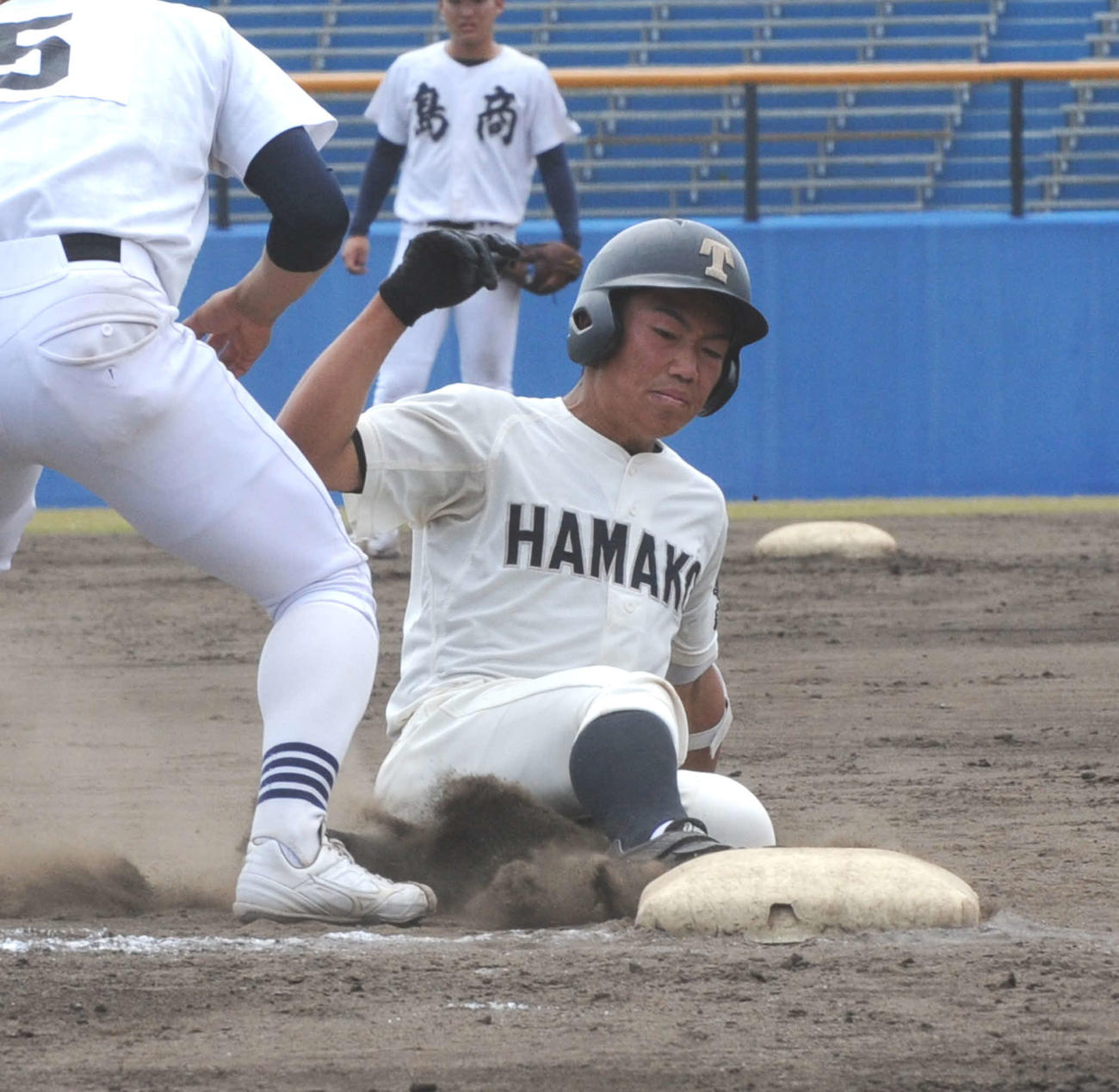 4回表、三塁打でスライディングする浜松工の伊藤