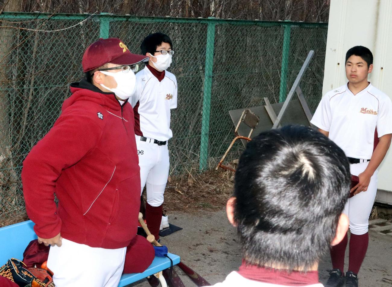 選手たちに話をする小樽明峰の由利監督（左）（撮影・永野高輔）