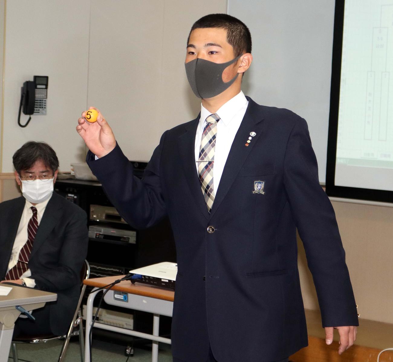 抽選会に臨んだ苫小牧中央の笹原主将（撮影・永野高輔）