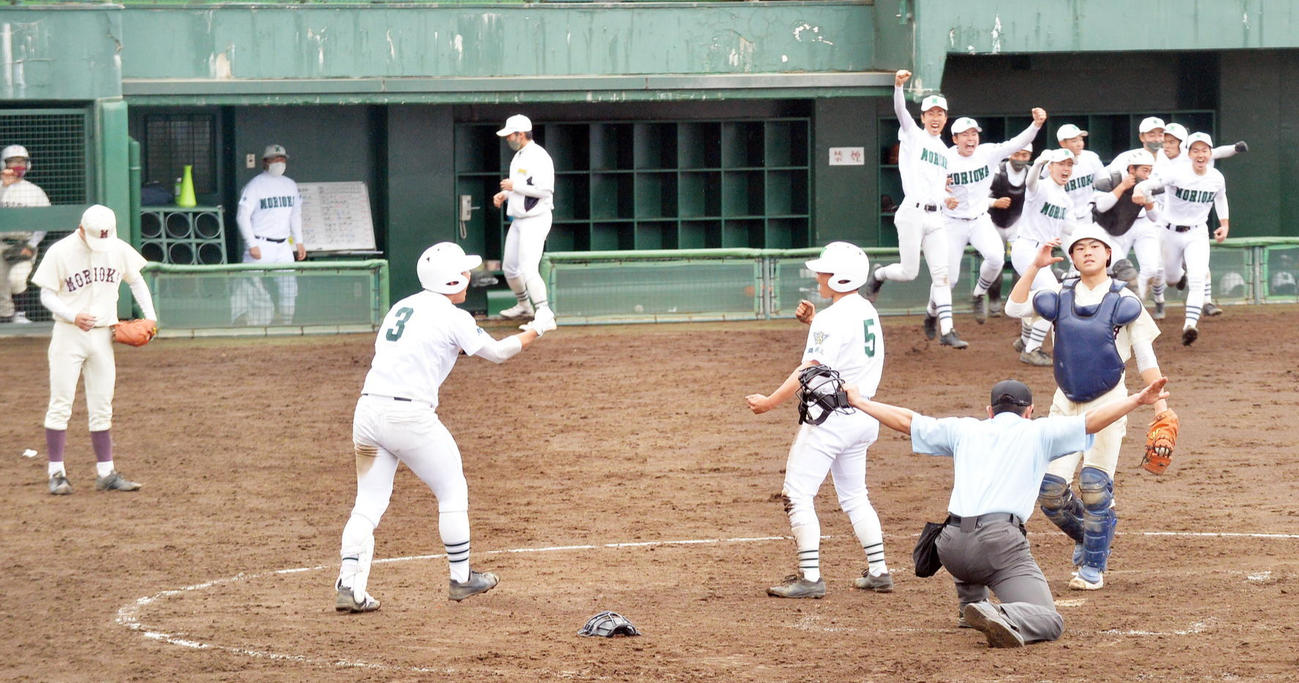 サヨナラ勝ちを決め、喜びを爆発させる盛岡三ナイン（撮影・佐藤究）