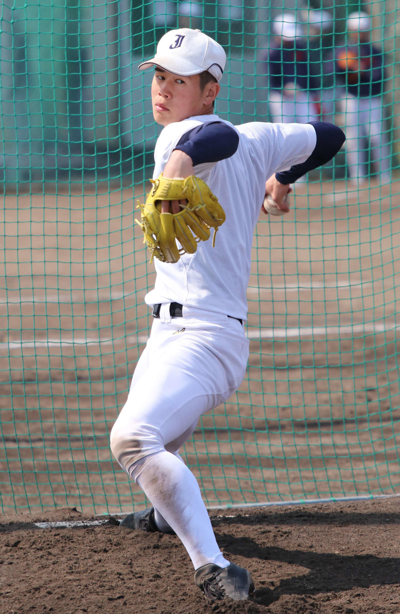 ブルペンで投球する旭川実の田中（撮影・山崎純一）